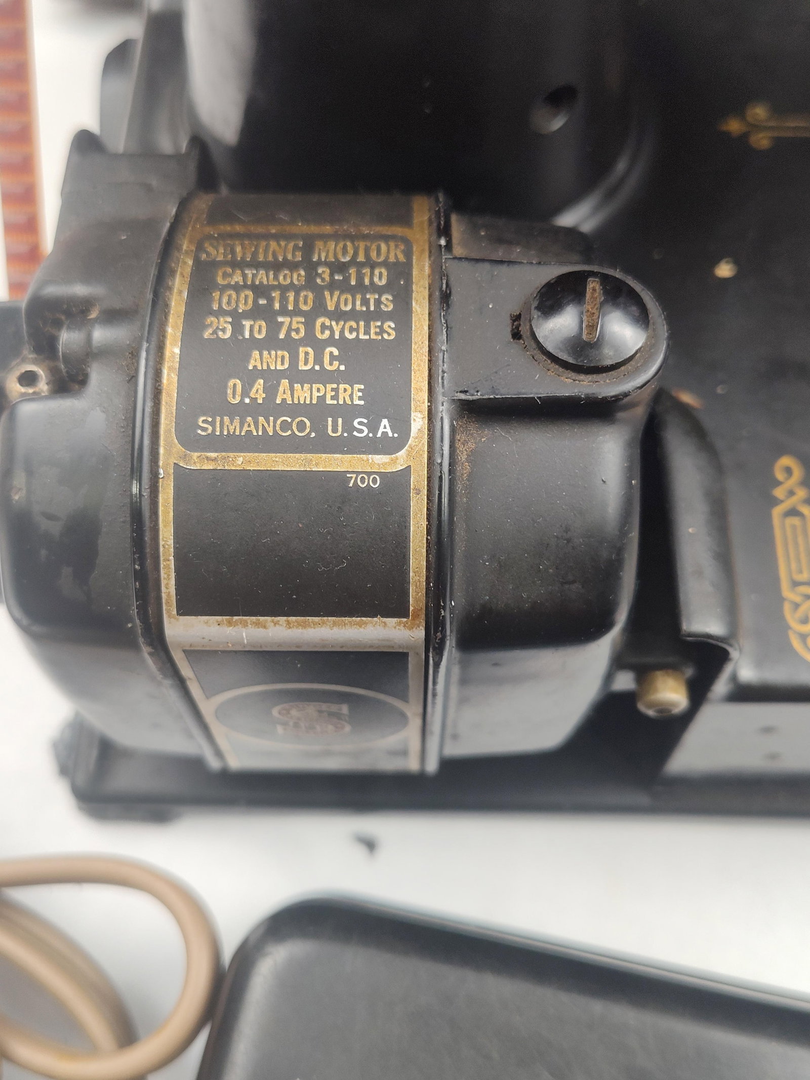 Singer 221 Featherweight Sewing Machine - 8