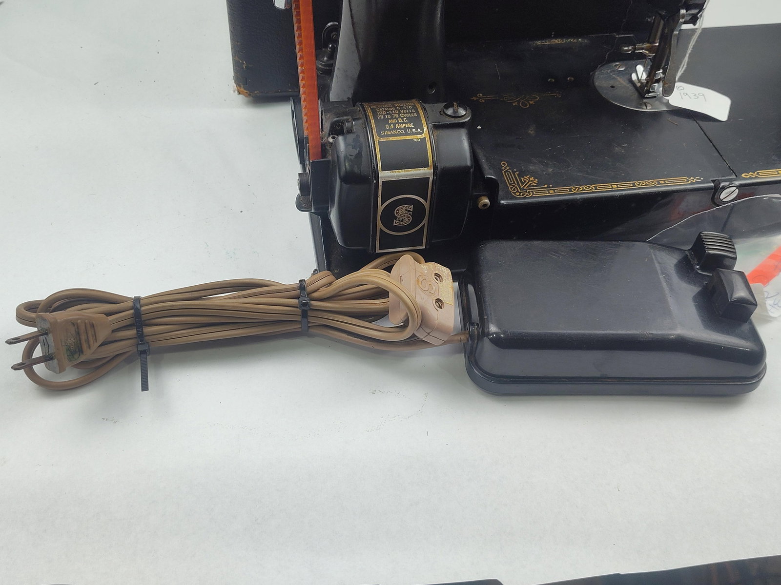 Singer 221 Featherweight Sewing Machine - 9