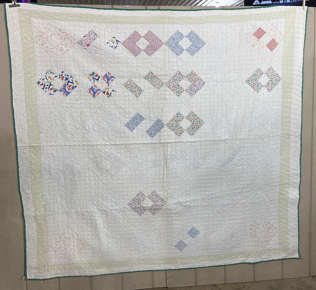 Mid-20th C. American Applique Quilt: A large-scale American quilt constructed from a white cotton ground. The center field is decorated with scattered appliqu? blocks arranged in pairs, featuring rectangular and diamond-shaped motifs.
