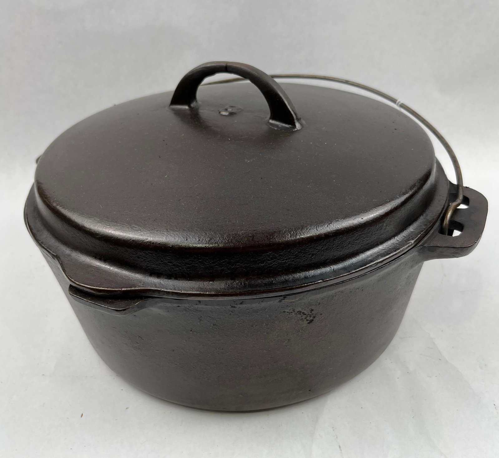 Vtg Cast Iron Dutch Oven w/ Basting Lid (1 of 4)