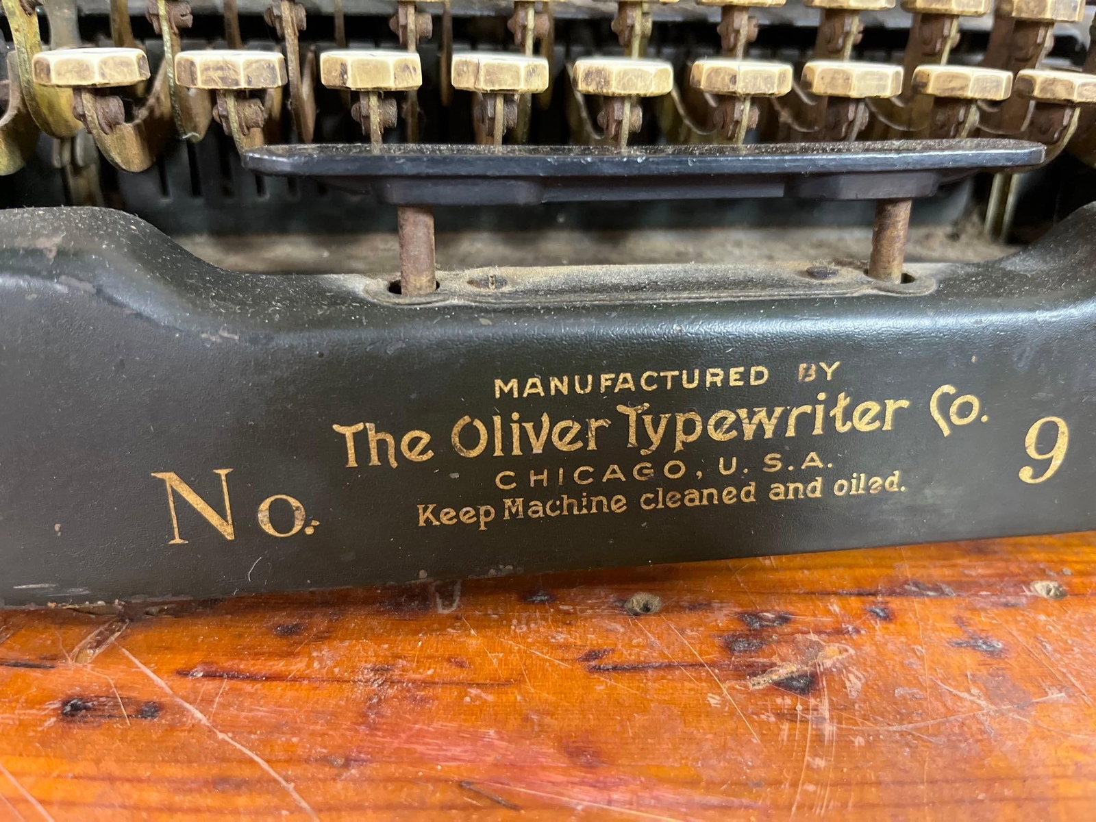 Oliver No. 9 Batwing Typewriter - 2