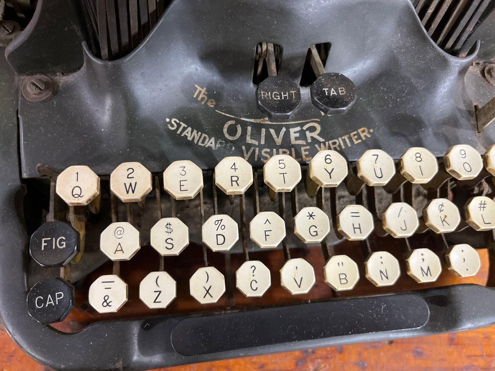 Oliver No. 9 Batwing Typewriter - 3