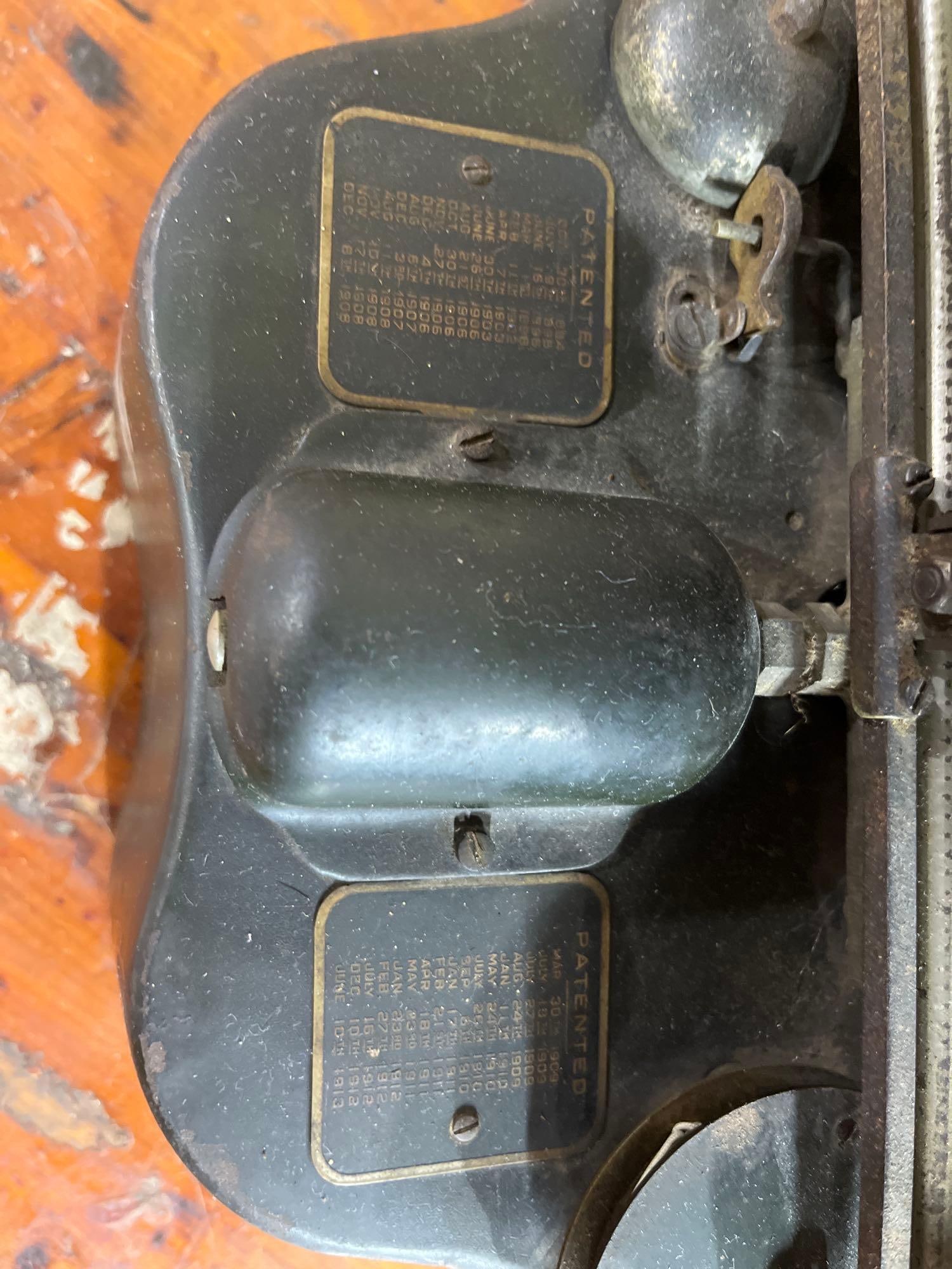 Oliver No. 9 Batwing Typewriter - 6