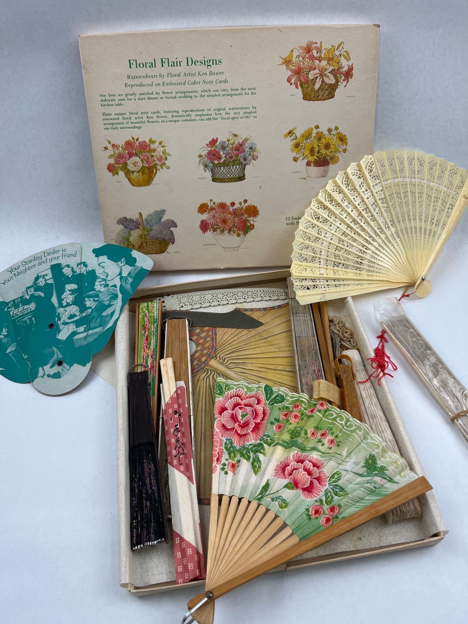 Vtg Folding Fans & Acc. Floral Flair: This lot contains an assortment of mid-20th-century folding fans and miscellaneous accessories. The collection includes a pair of Japanese folding fans with paper leaves and wooden sticks.
