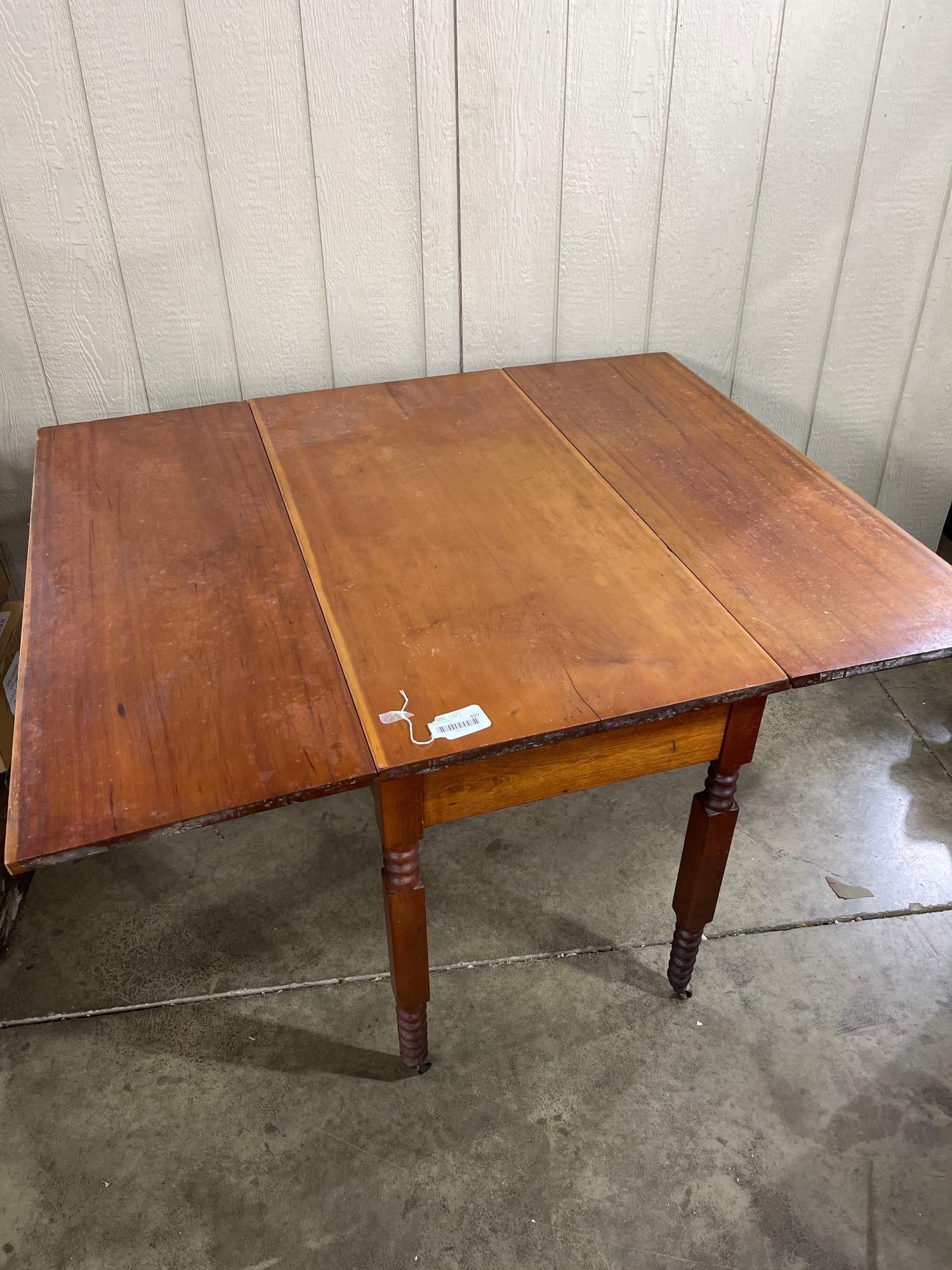 American 19th C. Cherry Drop Leaf Table - 4
