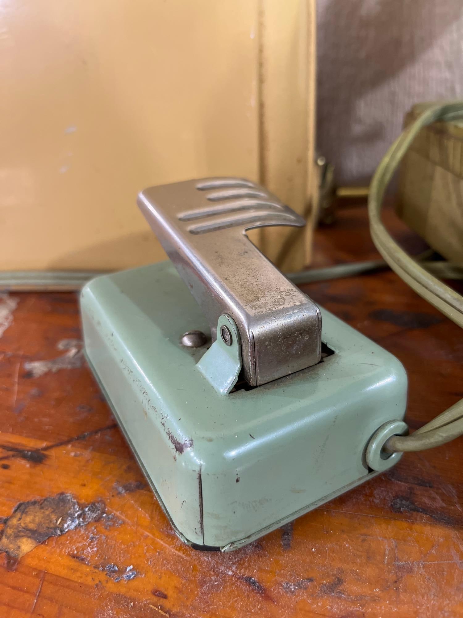 Singer Model 185J Sewing Machine w/Case - 10