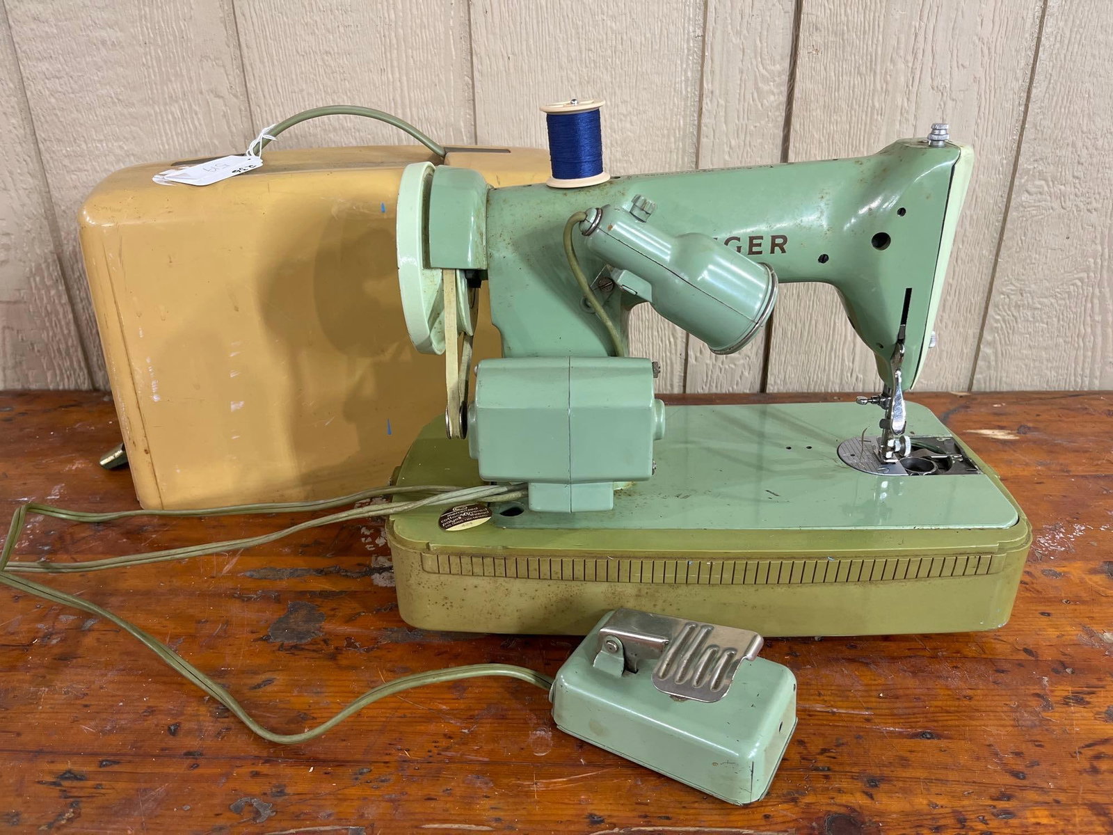 Singer Model 185J Sewing Machine w/Case (1 of 11)