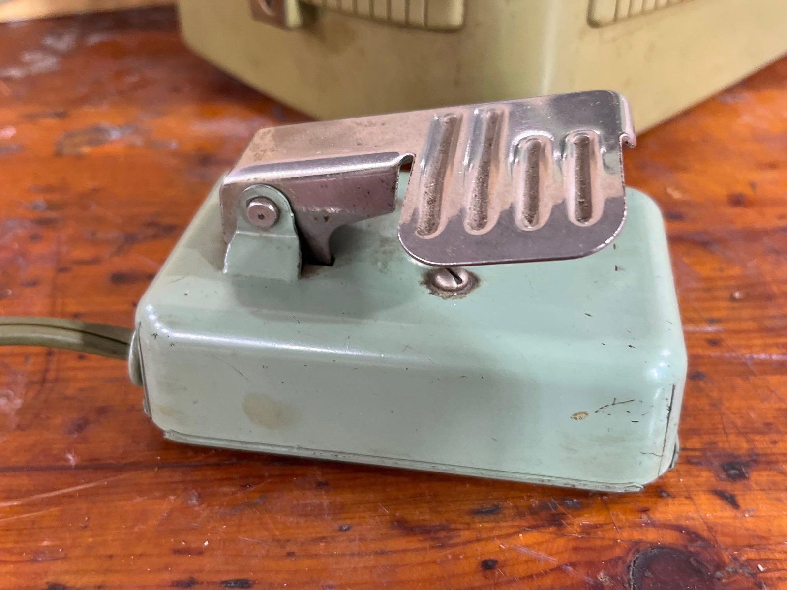 Singer Model 185J Sewing Machine w/Case - 3