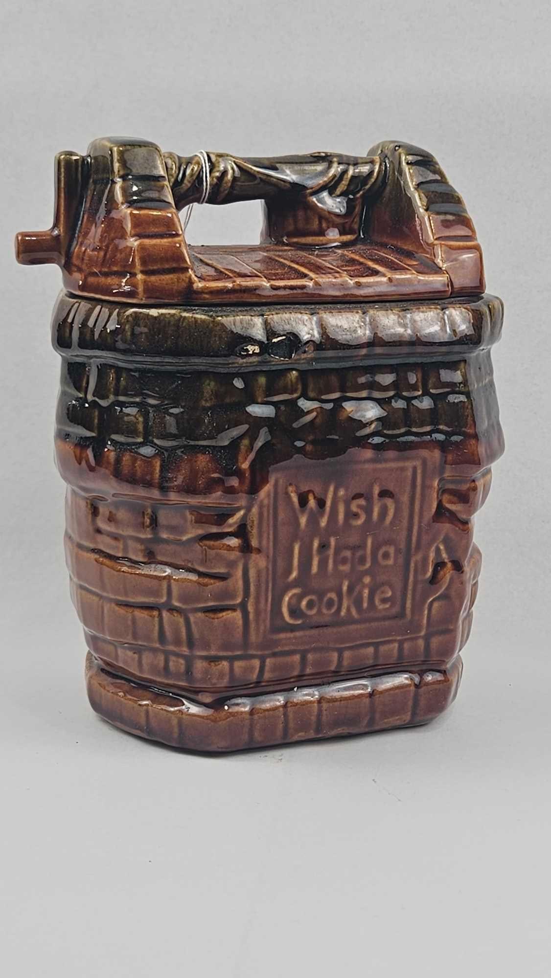 McCoy Pottery Wishing Well Cookie Jar (1 of 8)