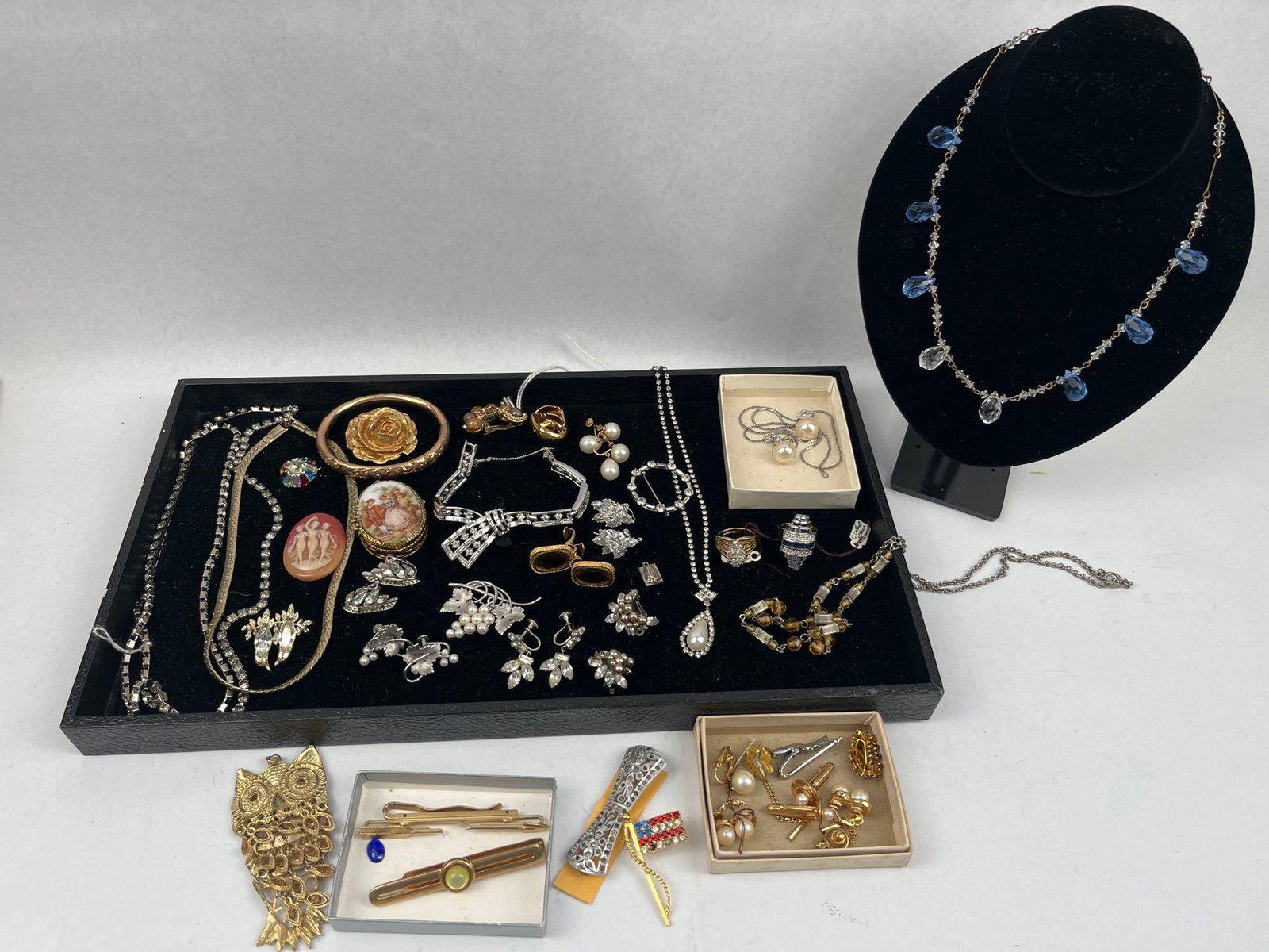 Costume & 14 Karat Gold Jewelry: A large collection of jewelry comprising an assortment of necklaces, brooches, rings, earrings, and men?s accessories. Included is a 14 karat gold-tone cluster ring set with small clear stones, the