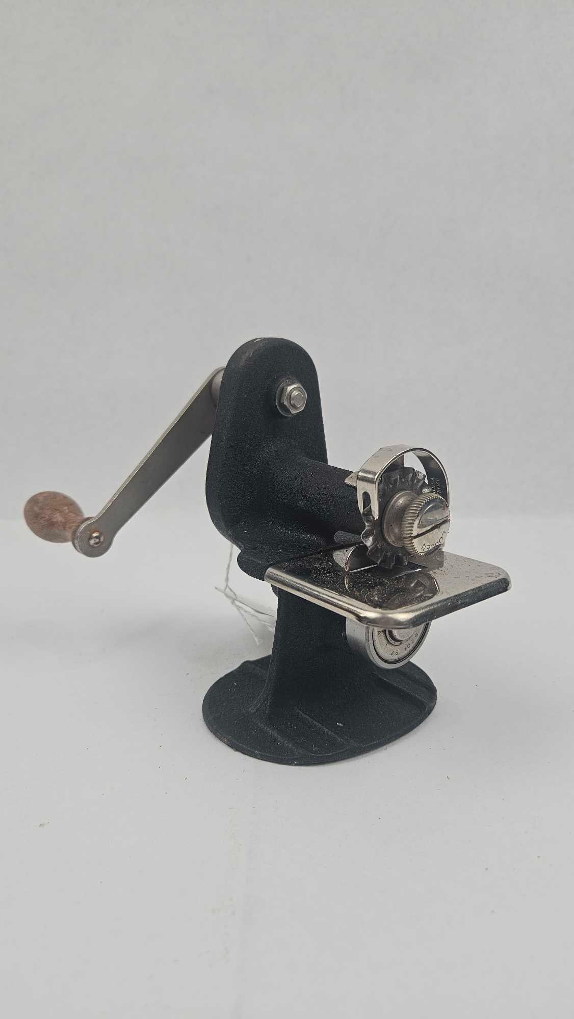 1930s Singer Cast Iron Pinking Machine - 4