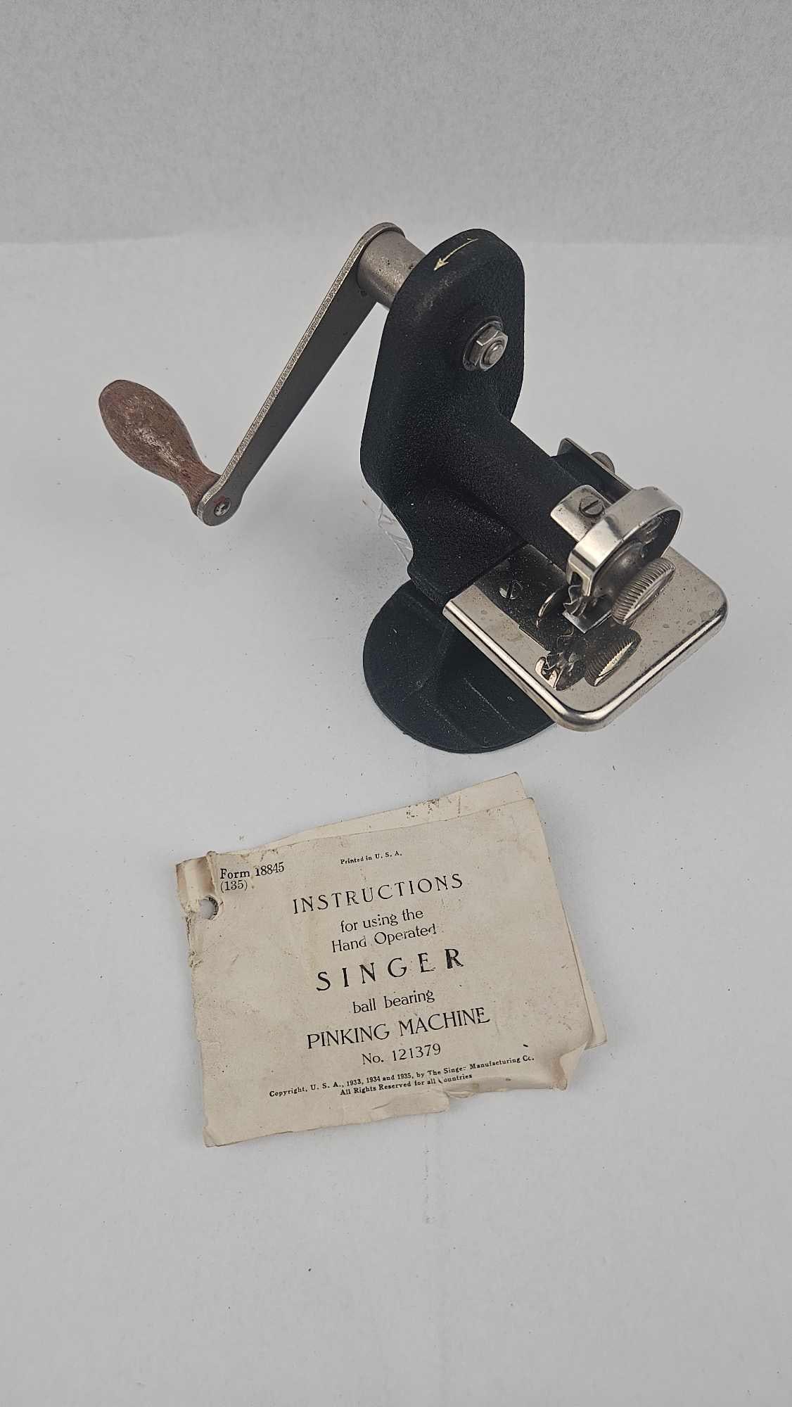1930s Singer Cast Iron Pinking Machine - 5