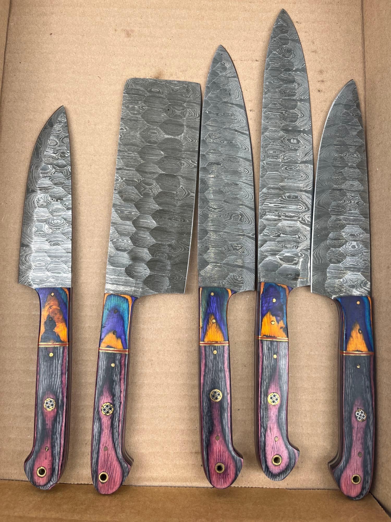 Set Damascus Kitchen Knives w/ Laminate: This group of custom-made kitchen knives features full-tang Damascus steel blades characterized by high-contrast wavy patterning and a hammered tsuchime texture on the upper flats. The collection