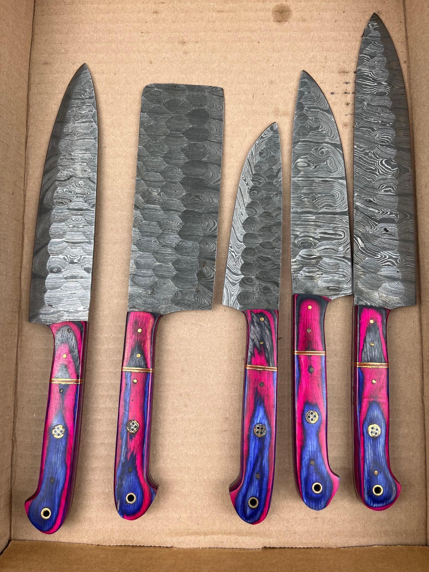 Set Damascus Steel Culinary Knives: A set of contemporary culinary knives featuring pattern-welded Damascus steel blades with a hammered finish on the upper portions. The collection includes a variety of blade profiles, such as a