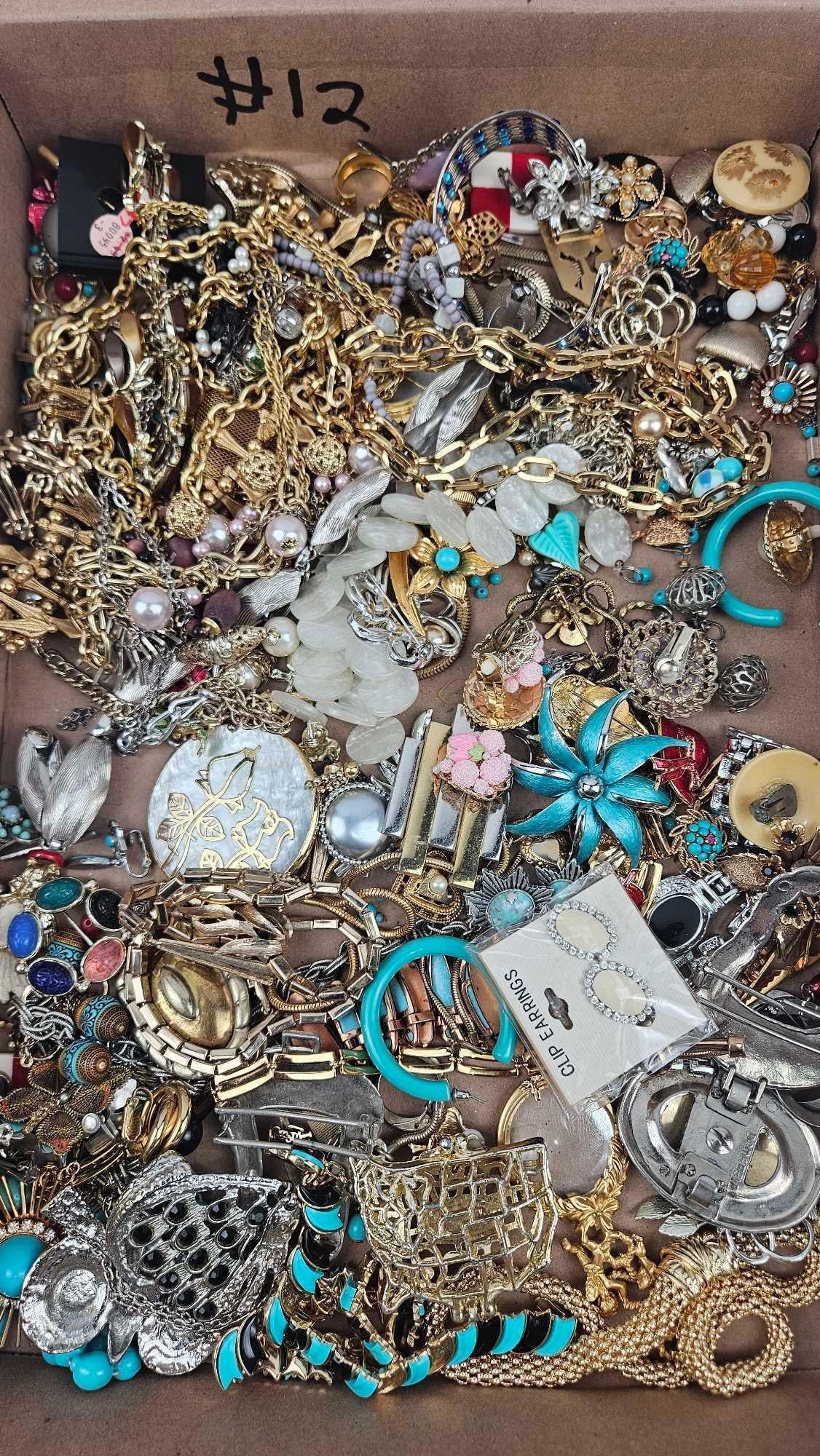 Costume Jewelry & Accessories: A large collection of various costume jewelry and accessories in a wide range of styles, from mid-century modern to contemporary fashion. The lot includes necklaces, bracelets, earrings, brooches,
