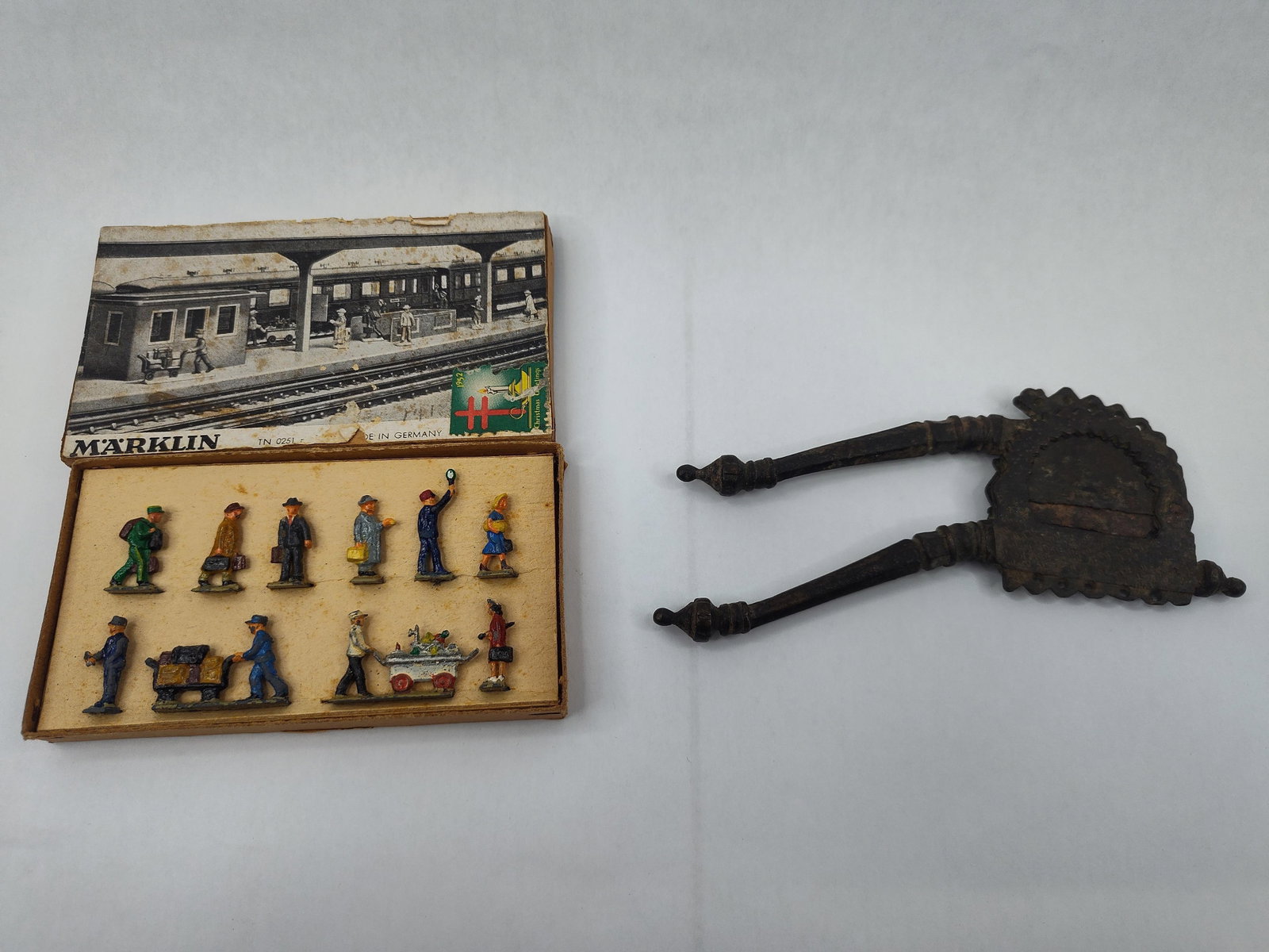 Marklin HO Figures & Metal Nut Cutter (1 of 7)