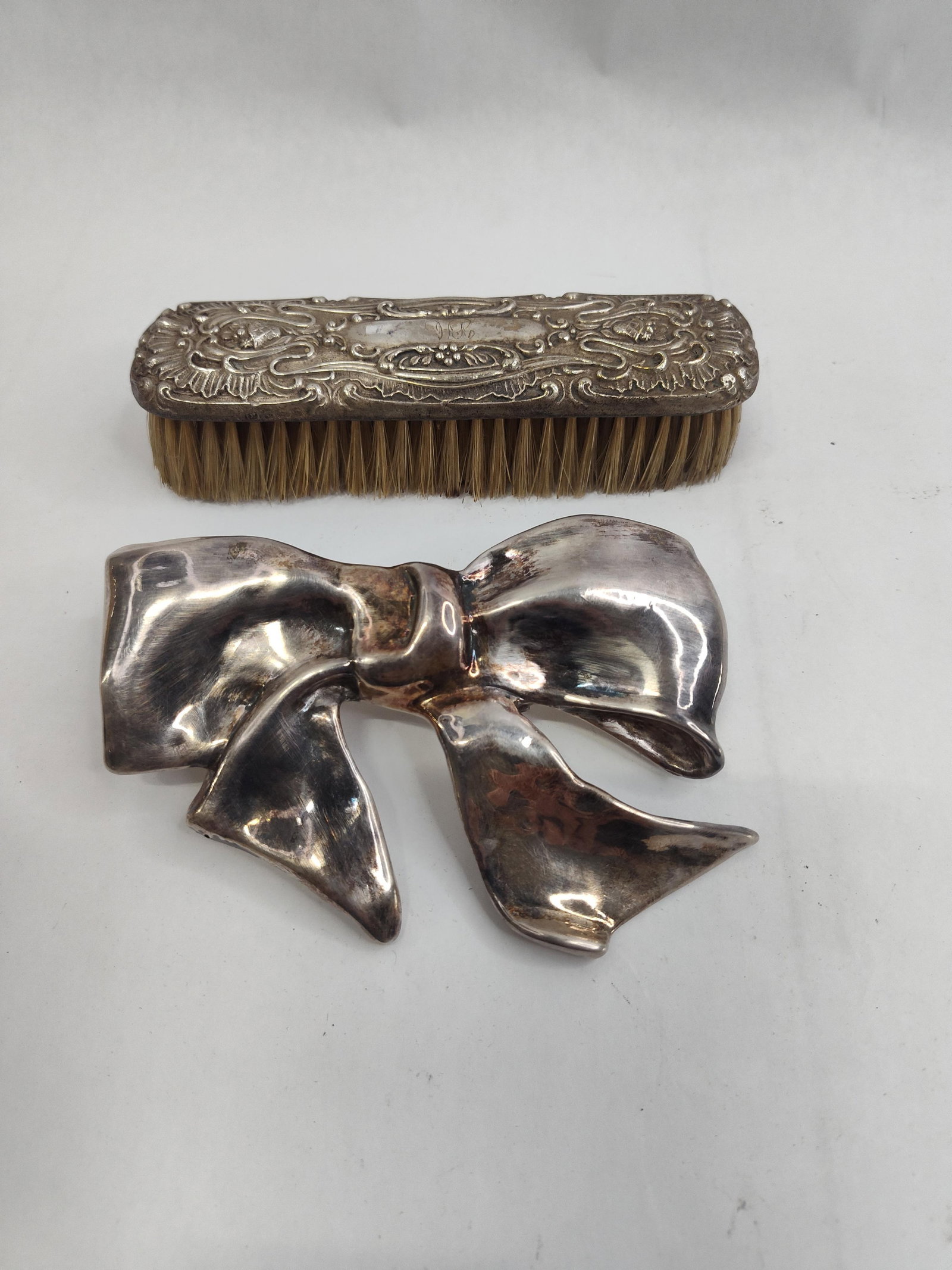 2 Str. Items: Bow Brooch & Brush (1 of 8)