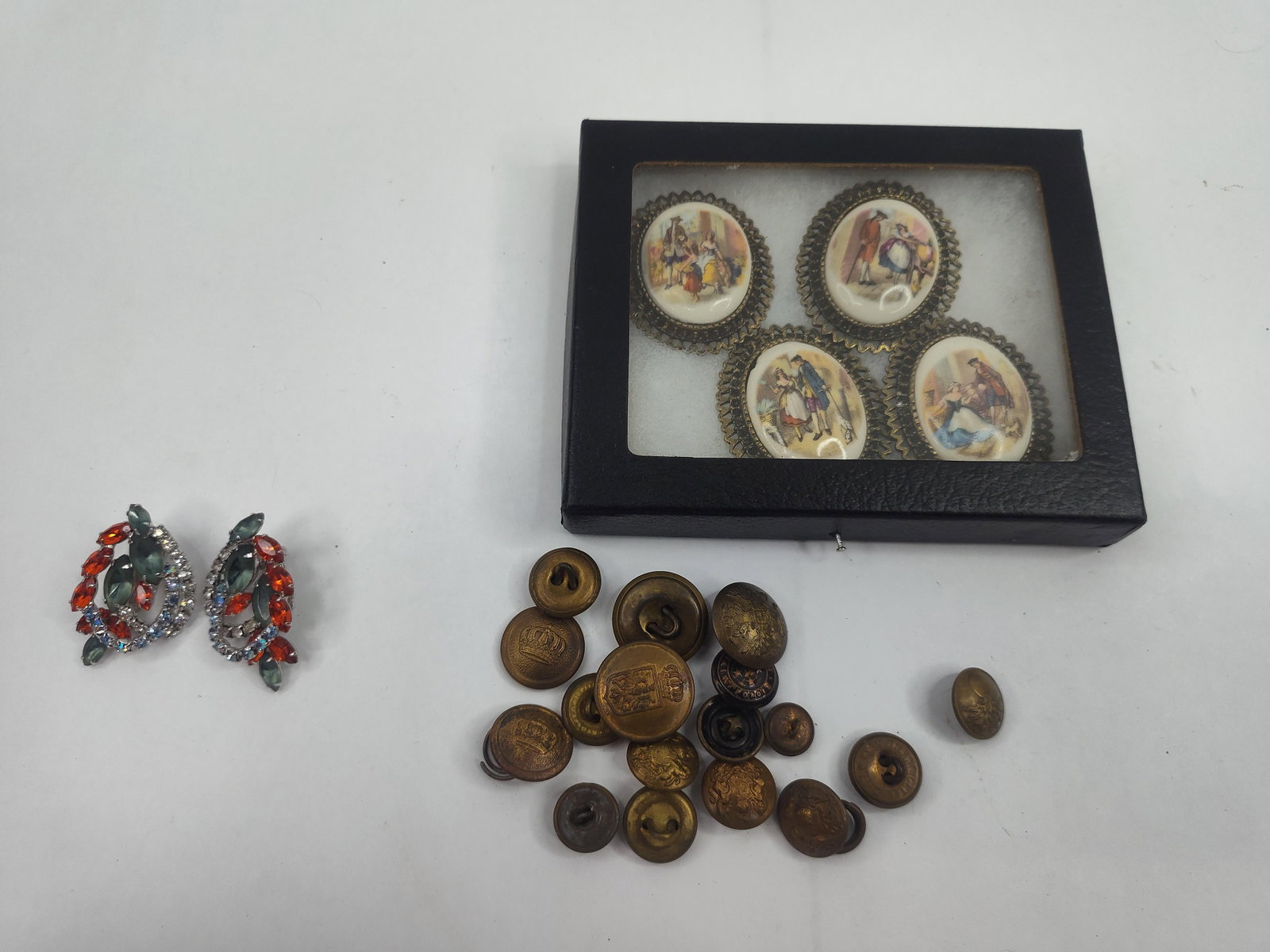 Buttons, Porc. Brooches & Earrings (1 of 7)