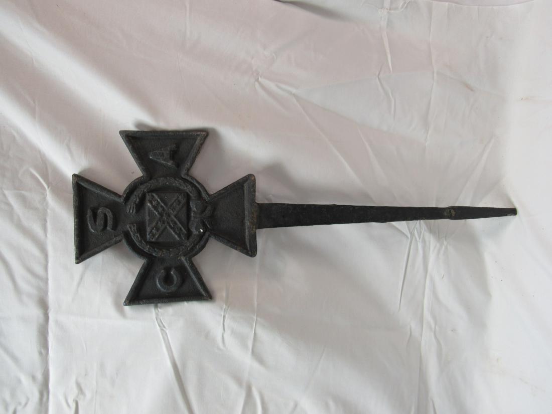 Authentic Cast Iron CSA Grave Marker: Authentic Cast Iron Confederate States of America Grave Marker. Front depicts Southern Cross with Confederate battle flag, back marked, 1861-1865. First name Deo Last name Vindice. Measures 33.25 x 11
