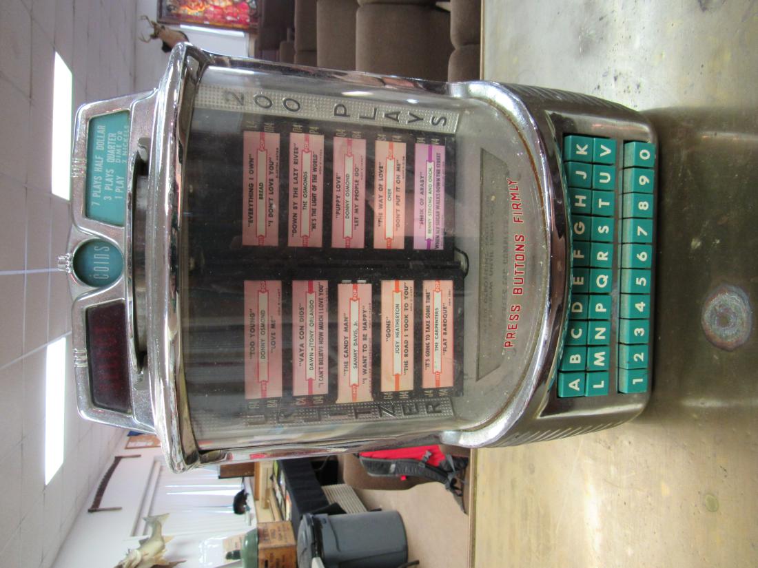 Vintage Wurlitzer 200 Plays Diner Table Top Juke Box: Vintage Wurlitzer 200 Players Diner Table Top Juke Box. In overall very good condition. No key present but unlocked.Measures15" x 11 x 8.5"