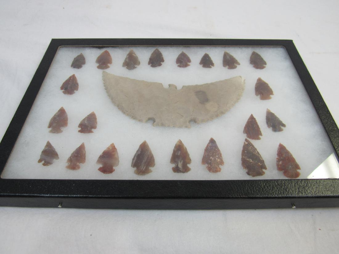 Lot of 22 Modern Projectile Point & Flint Eagle: Lot of 22 Modern Projectile Points and Flint Eagle Points measures 1.25 - 1.5", Eagle measures 6.25 x 3.5"