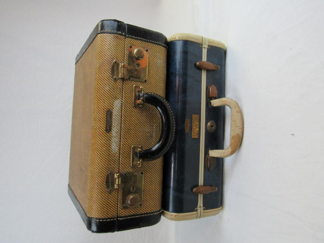 Lot of 2 Vintage Luggage Set: (1) Komfytravel Luggage in overall very good coindition with some wear to trim, inner lining in very good condition, Meaures 15 x 11 x 5.5". (1) Smasomnite carrier in overallvery good condition, handl