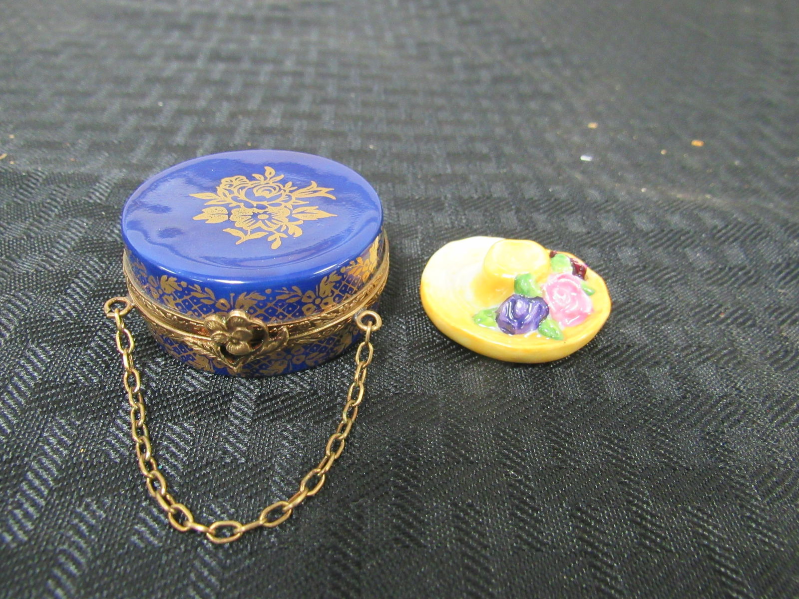 Limoges Miniature Hat and Hat Box: Limoges Miniature Hat and Hat Box. Excellent condition. Inside of hat box marked "Limoges France Marque Deposee". Hatbox measures 1.75" and Hat measures 1.25"