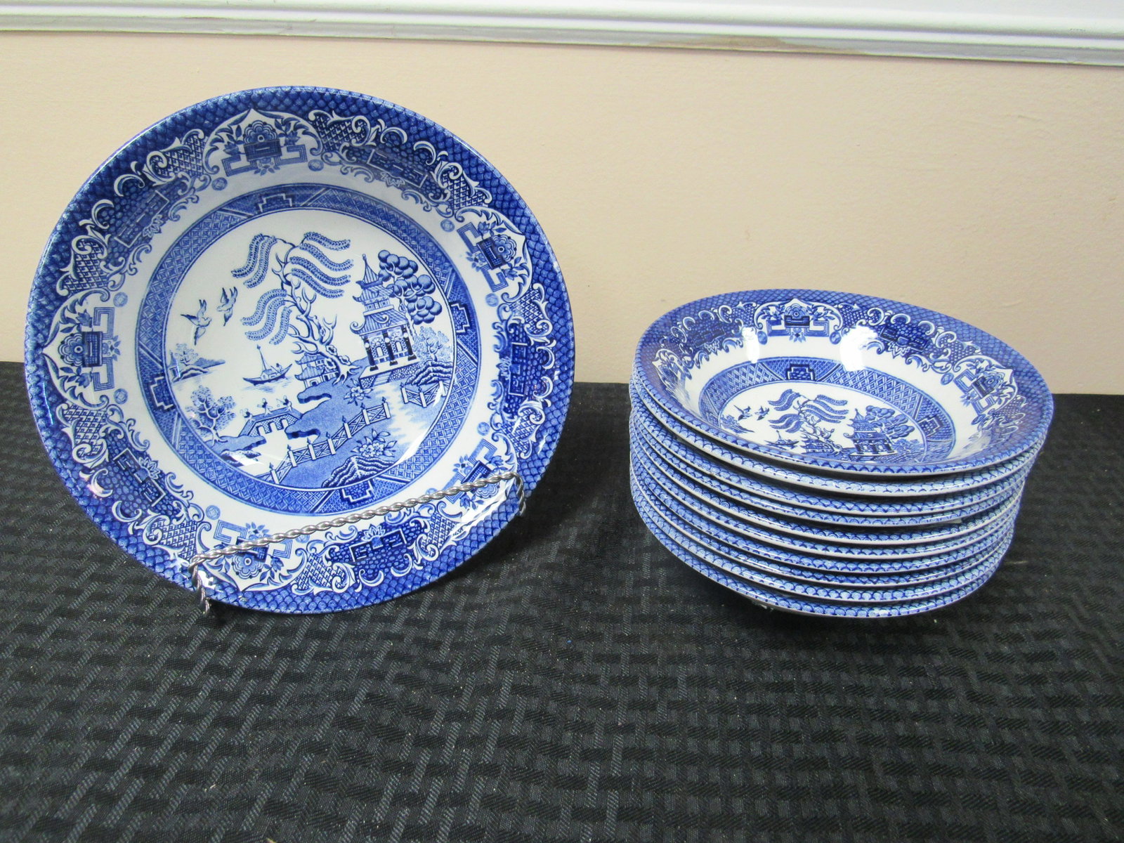 English Ironstone "Old Willow" 11 Piece Berry Bowl Set: English Ironstone "Old Willow" 11 Piece Berry Bowl Set. Excellent condition. Serving bowl 8.75", Dessert bowls 6.75" #566 and 567