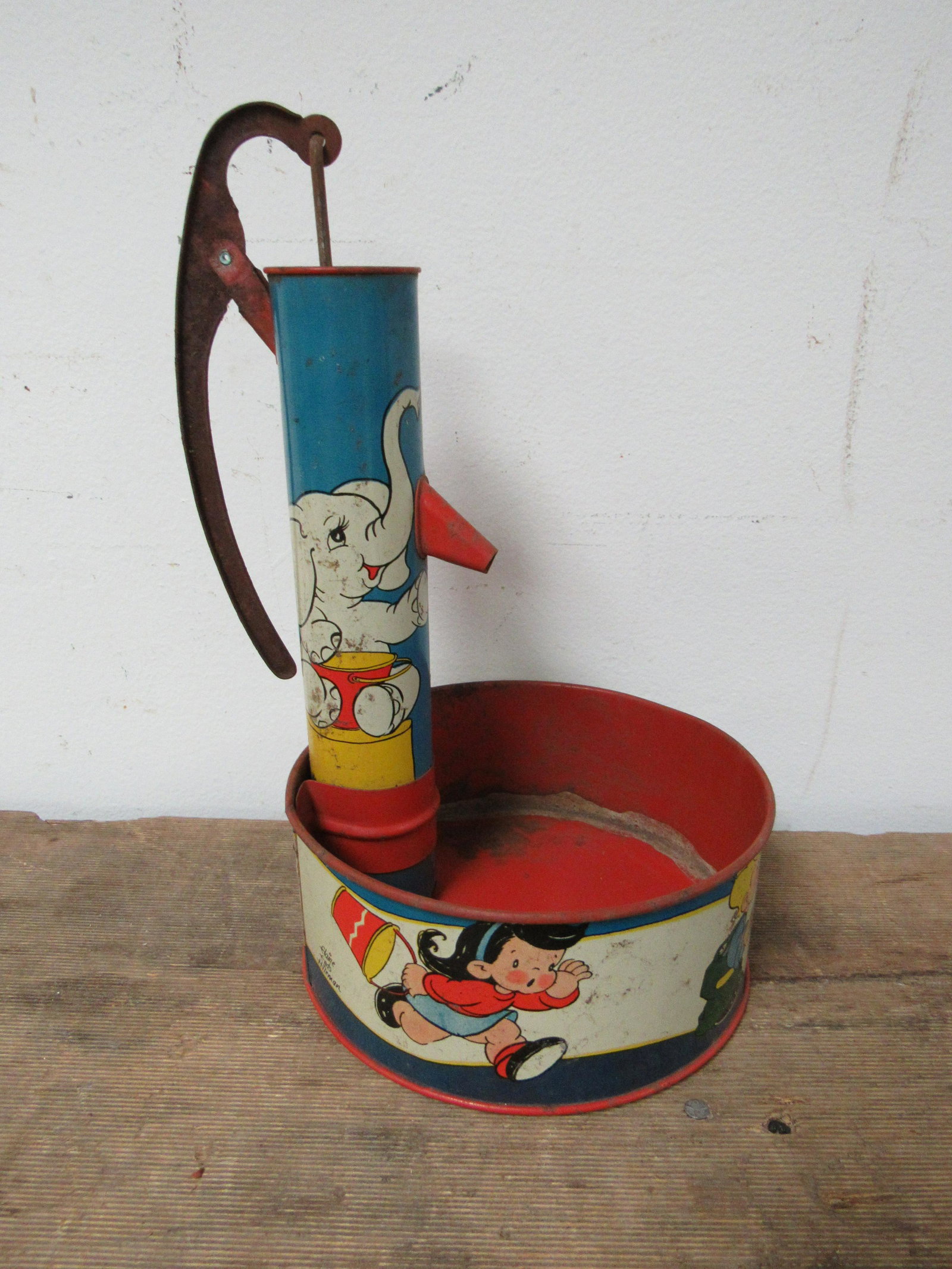 The Ohio Art Co. Vintage Tin Litho Water Pump: The Ohio Art Co. Vintage Tin Litho Water Pump. Very good condition. 10" x 6"