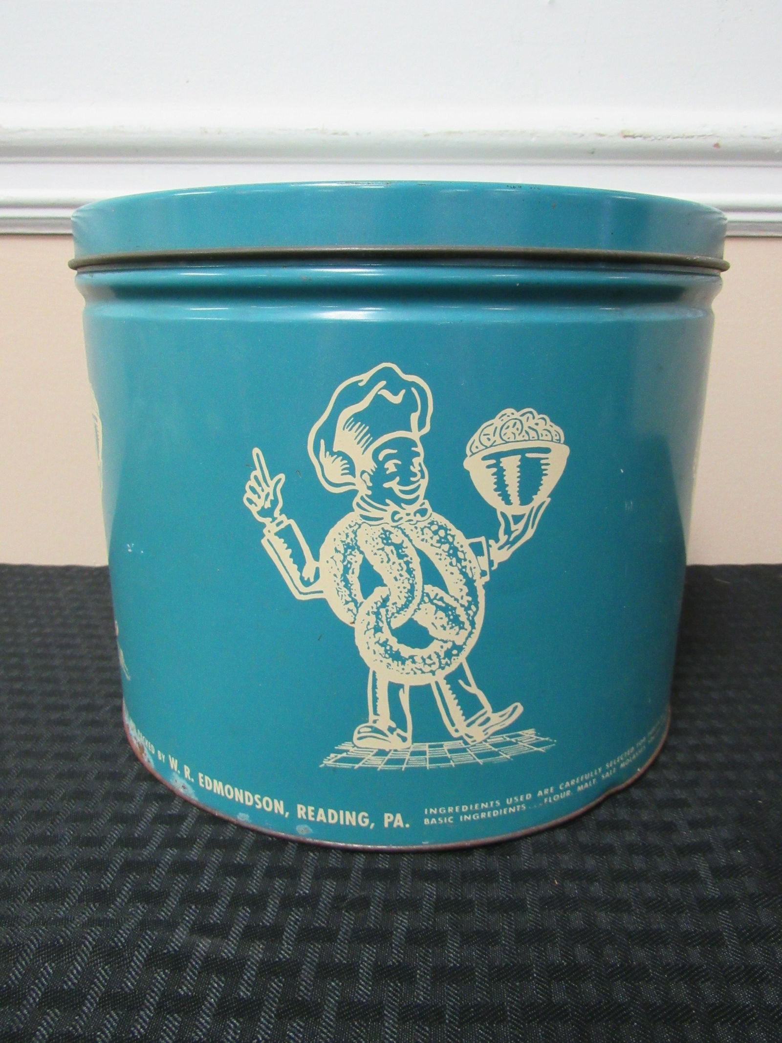 Antique Billy's Bretzels Pretzel Tin: Antique Billy's Bretzels Pretzel Tin. Very good condition. 8.5" tall x 10" diameter