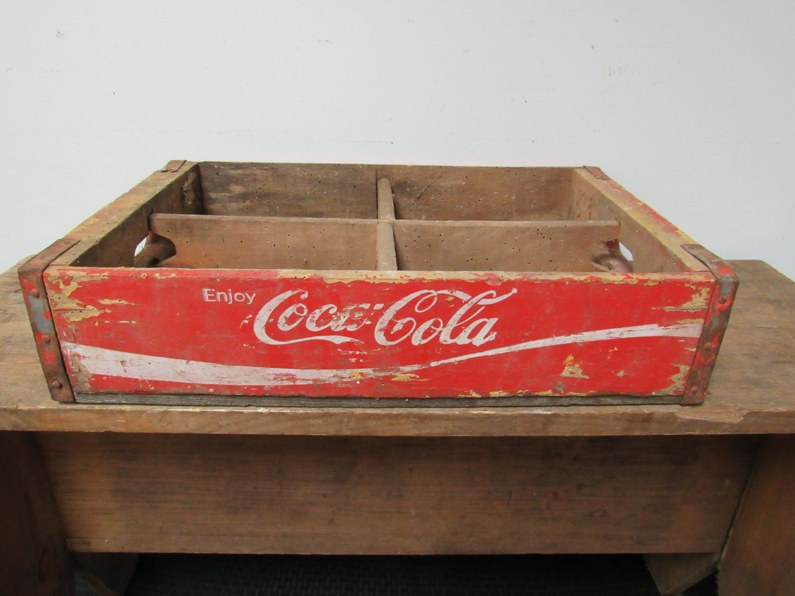 Vintage Coca Cola Crate: Vintage Coca Cola Crate. Good condition. Box center bottom slat broken. 18.25" x 12"