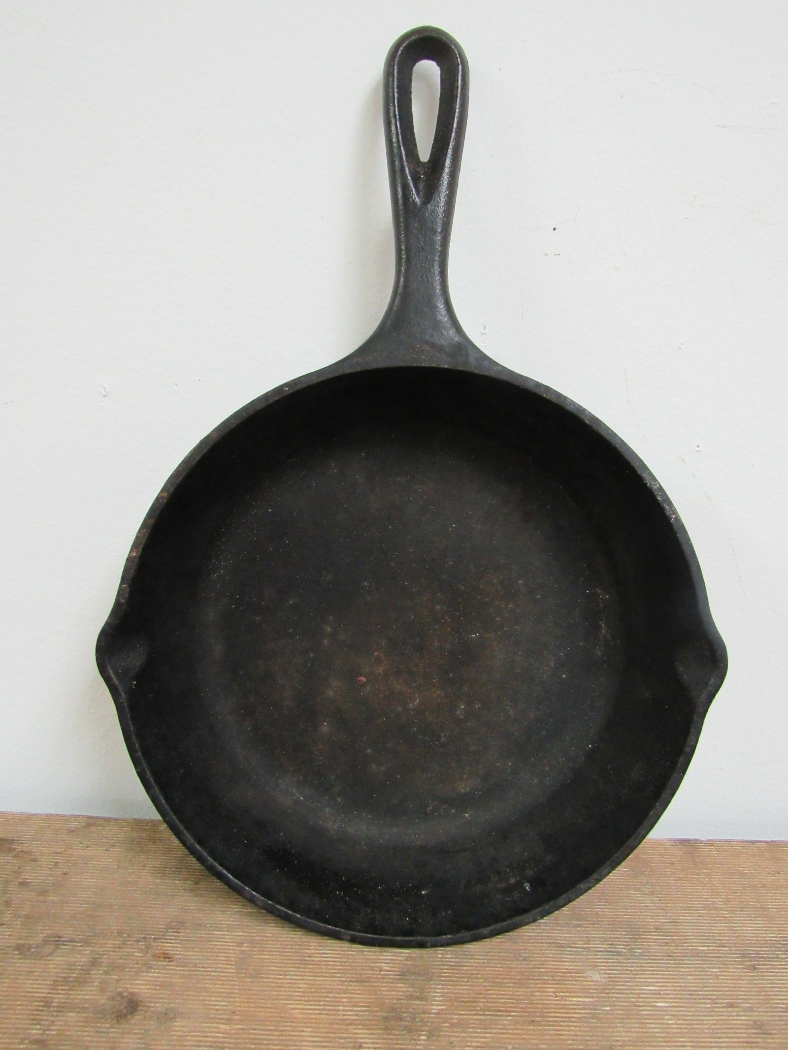 Antique Griswold No. 8 Cast Iron Skillet: Antique Griswold No. 8 Cast Iron Skillet. 10.5"