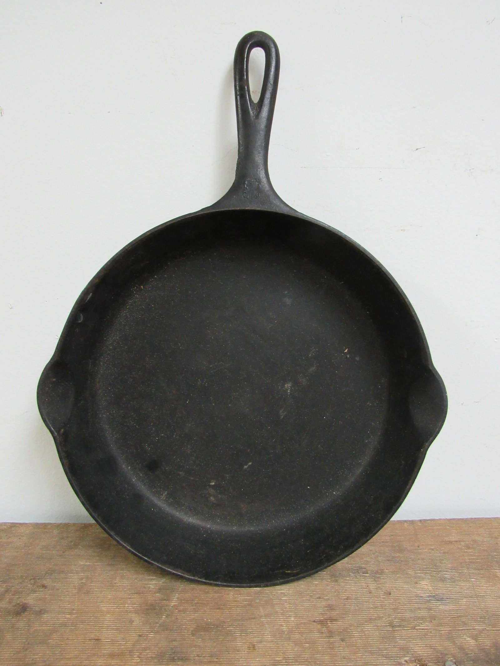 Antique Wagner Ware No. 8 Cast Iron Skillet: Antique Wagner Ware No. 8 Cast Iron Skillet. Excellent condition. 10.5"