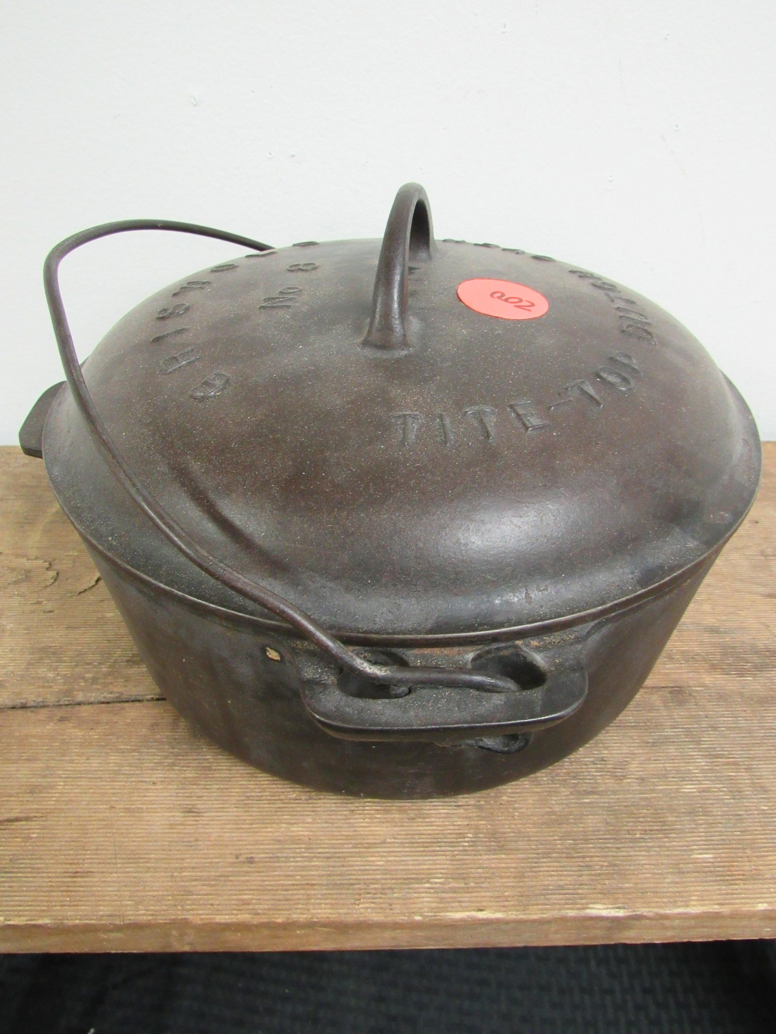 Antique Griswold No. 8 Cast Iron Tite Top Dutch Oven: Antique Griswold No. 8 Cast Iron Tite Top Dutch Oven. Excellent condition with original lid. 10" diameter, 4" depth