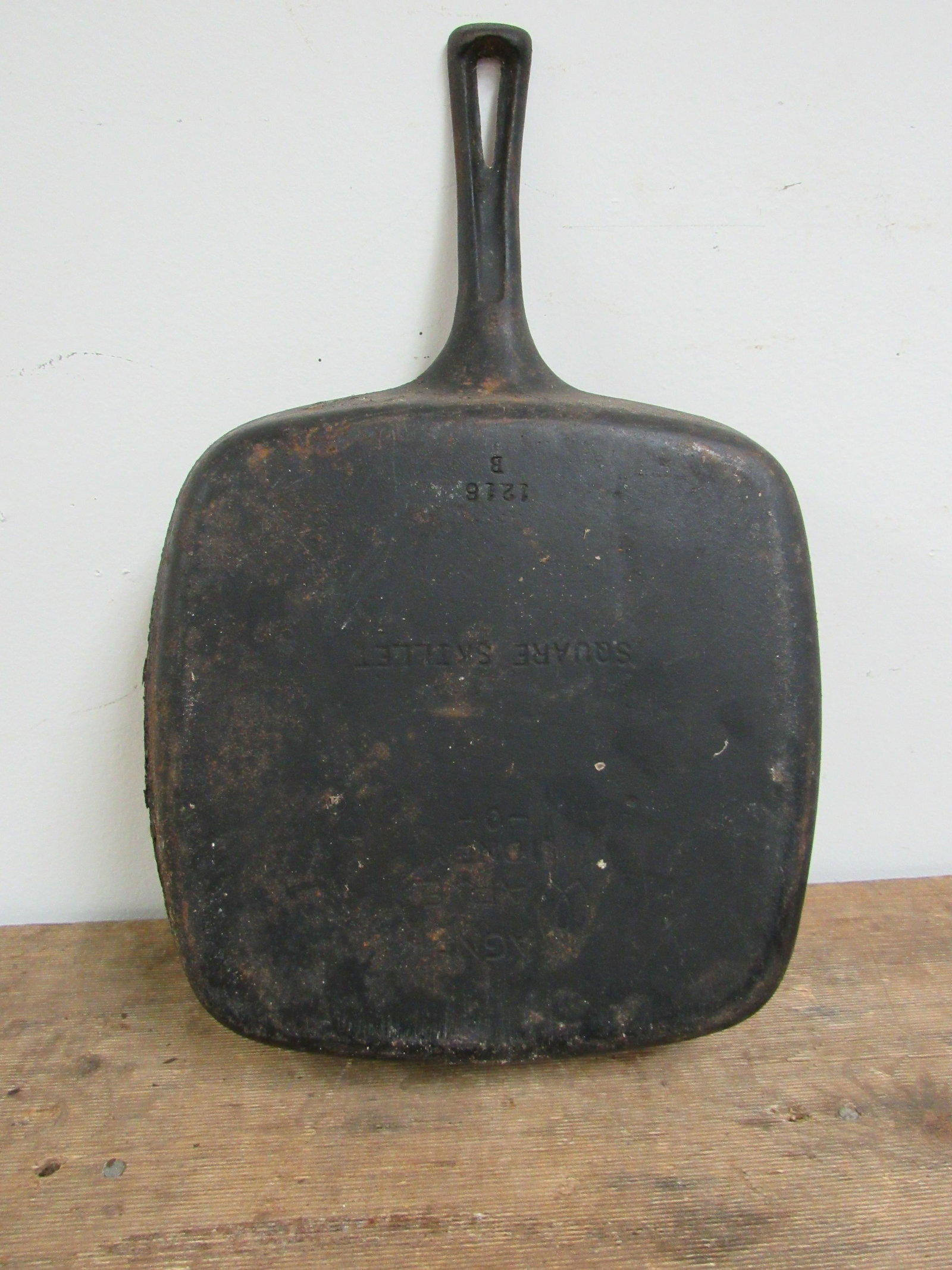 Antique Wagner Ware No. 0 Square Cast Iron Skillet: Antique Wagner Ware No. 0 Square Cast Iron Skillet. Good condition (needs to be seasoned). 9.75"