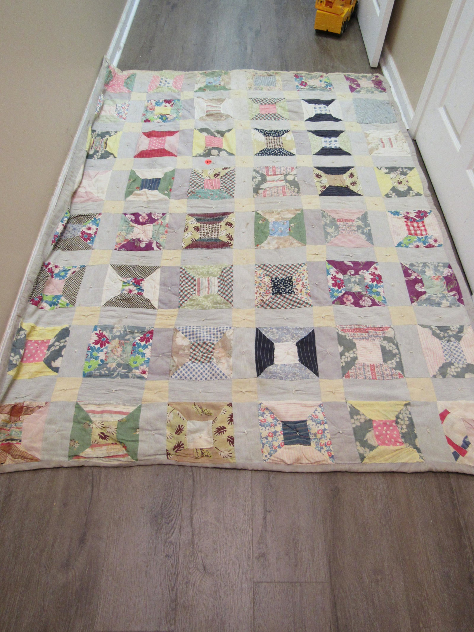Antique Primitive Country Quilt: Antique Primitive Country Quilt. Good condition. 84" x 62"