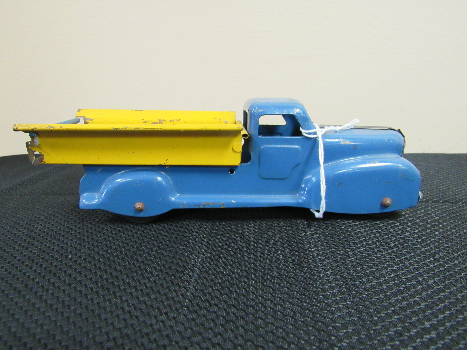 1930's Marx Pressed Steel Dump Truck: 1930's Marx Pressed Steel Dump Truck. Very good condition. 8.75" x 3.25"