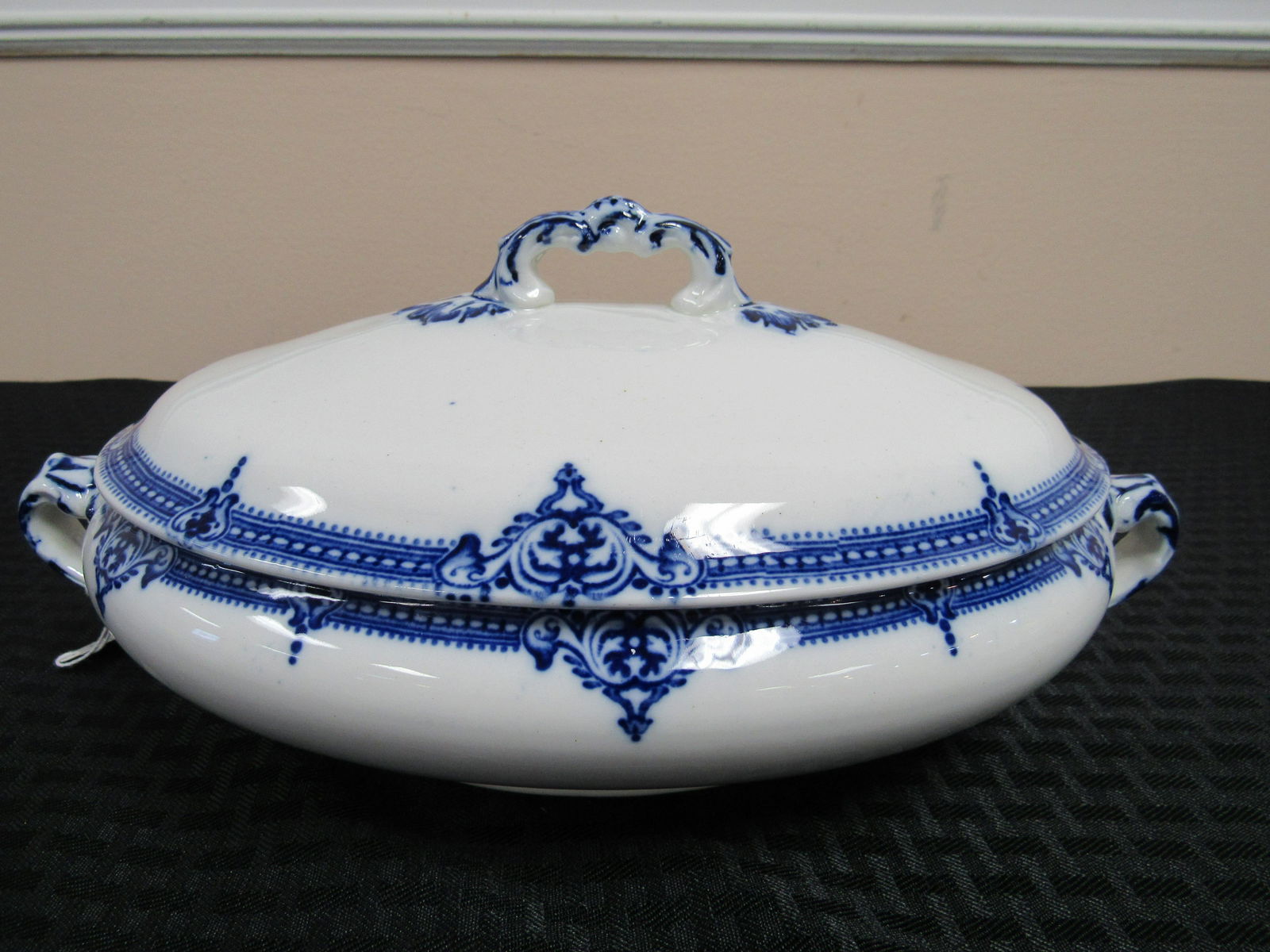 Antique English Swinnerton's "Burlington" Flow Blue: Antique English Swinnerton's "Burlington" Flow Blue Covered Dish #815. Very good condition with small chip on tureen, as photographed. 12" x 7"