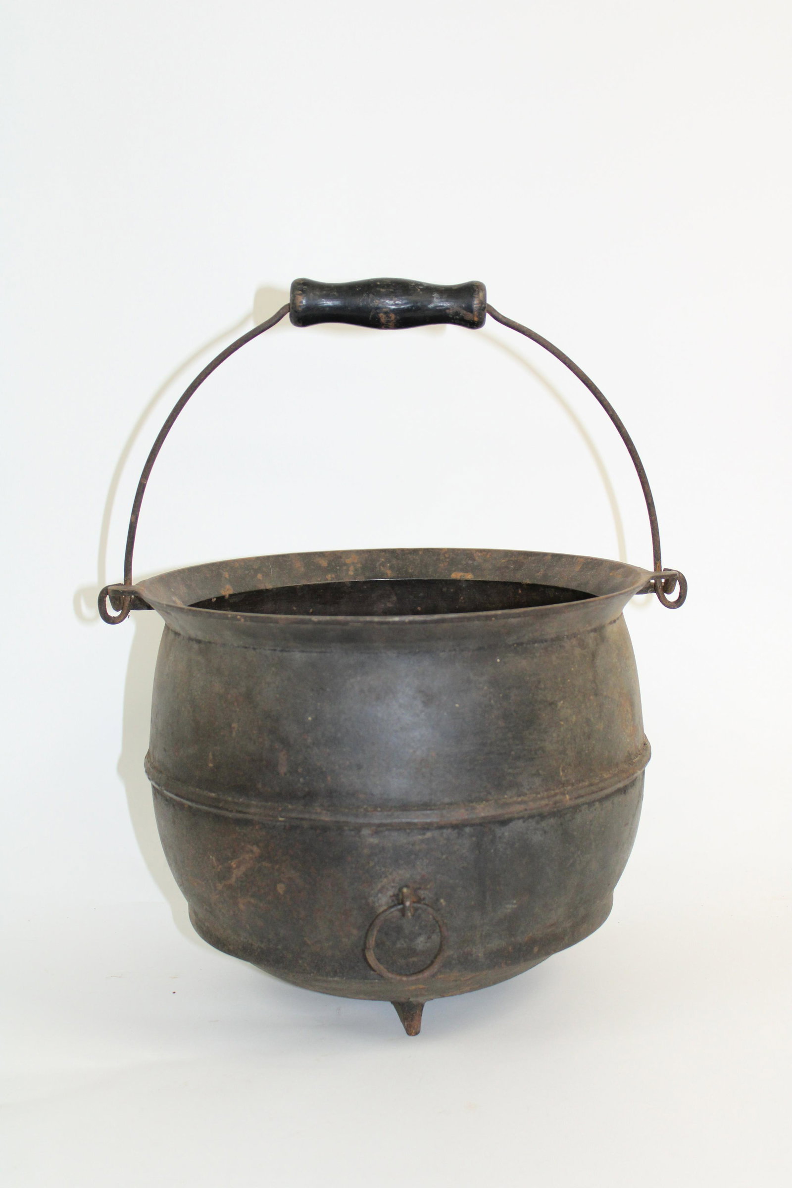 Circa 1831 Griswold #9 Rare Cauldron.: Circa 1831 Griswold #9 Rare Cauldron. Bottom marked "Erie, Patd. Mar. 10, 1831-796". Overall excellent condition with original wire bale handle and ring. Measures 9.5" x 11".