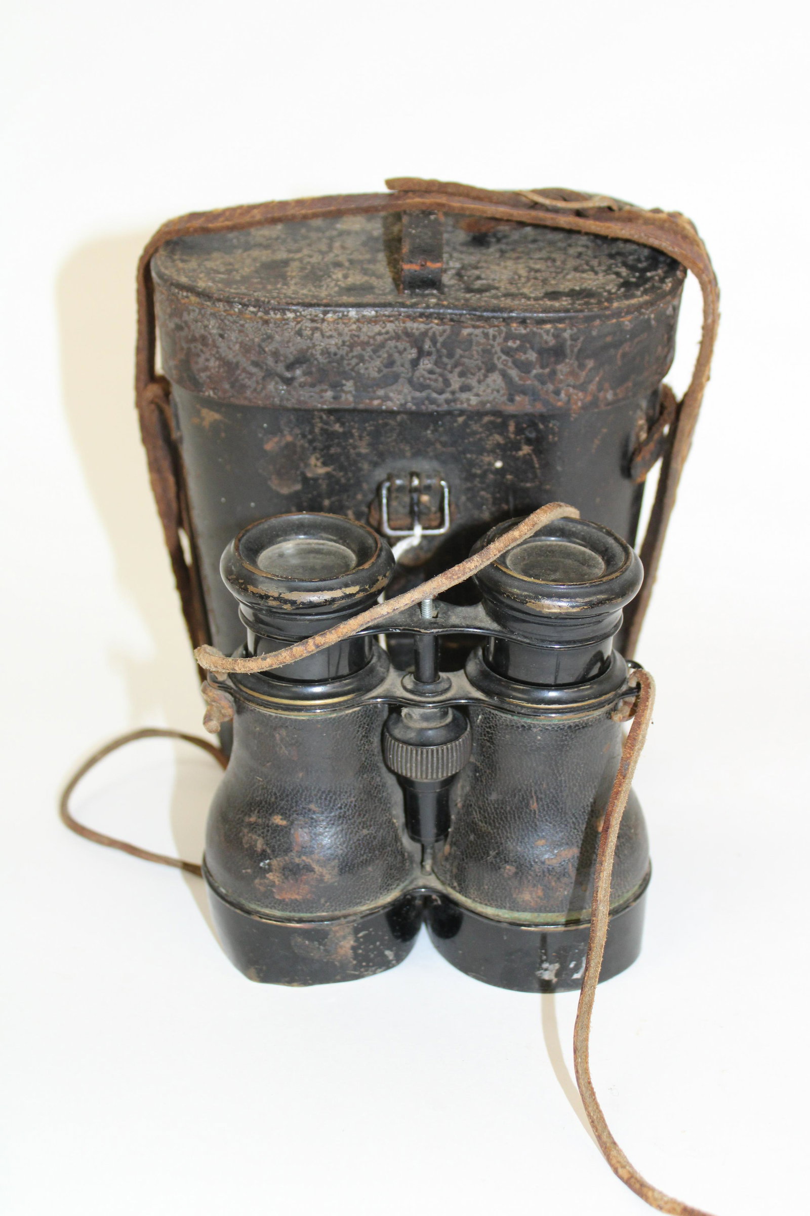 WW1 Binoculars with 7.5" Leather Case.: WW1 Binoculars with 7.5" Leather Case. Overall good condition with wear and broken strap.
