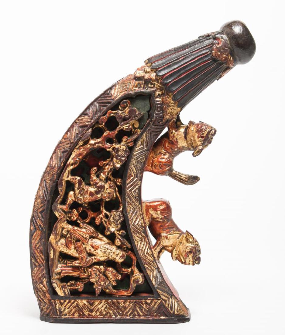 Chinese Gilt Carved Powder Horn: Chinese gilt-carved powder horn with relief of various characters, the arch of the horn with two carved foo dogs/ lions; Asian art. 10.5" L.