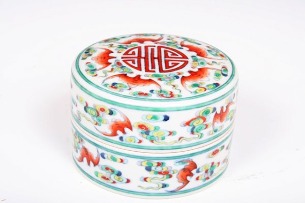 A Chinese Porcelain Dou Cai Box with Qianlong Mark