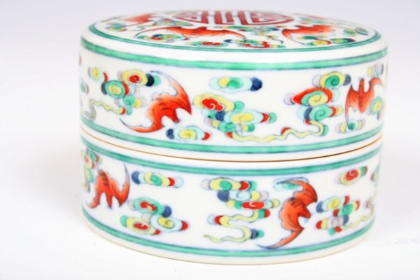A Chinese Porcelain Dou Cai Box with Qianlong Mark - 2