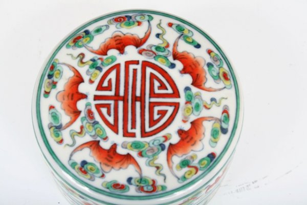 A Chinese Porcelain Dou Cai Box with Qianlong Mark - 3