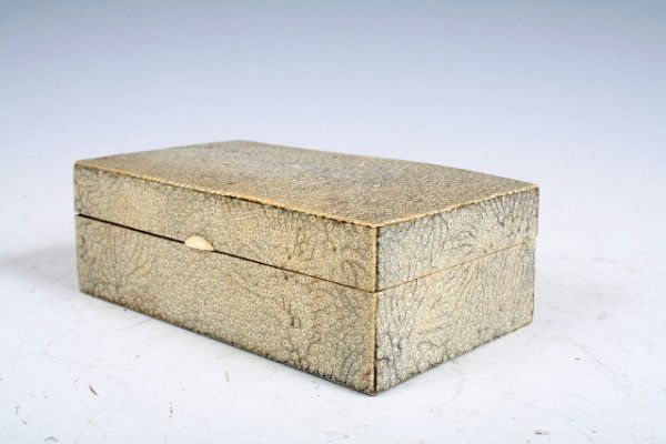 French Galuchet Hinged Box c1920s: French Galuchet Hinged Box c1920s Crack in top (1 1/2")2 1/2" x 7 1/2" 4 1/2"