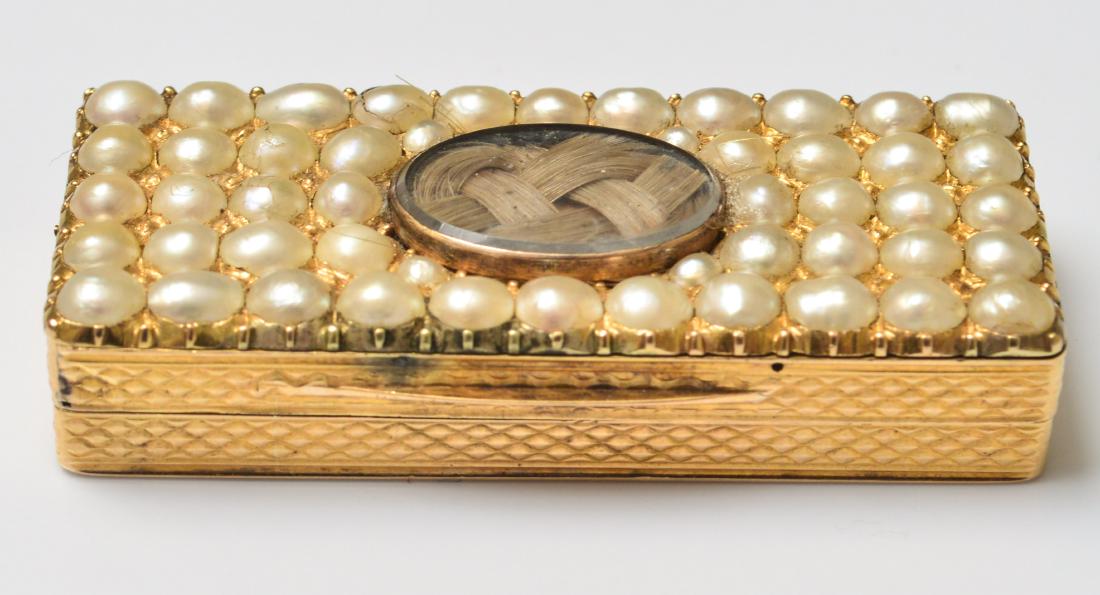 English Georgian 18K Gold & Pearls Box C. 1800: English Georgian 18K yellow gold, pearls with memento mori braided hair, hinged box with mirror, hallmarked: "London / England / 1802." 0.25" H x 2" W x 0.875" D. Approx 21.5 dwt inclusive.