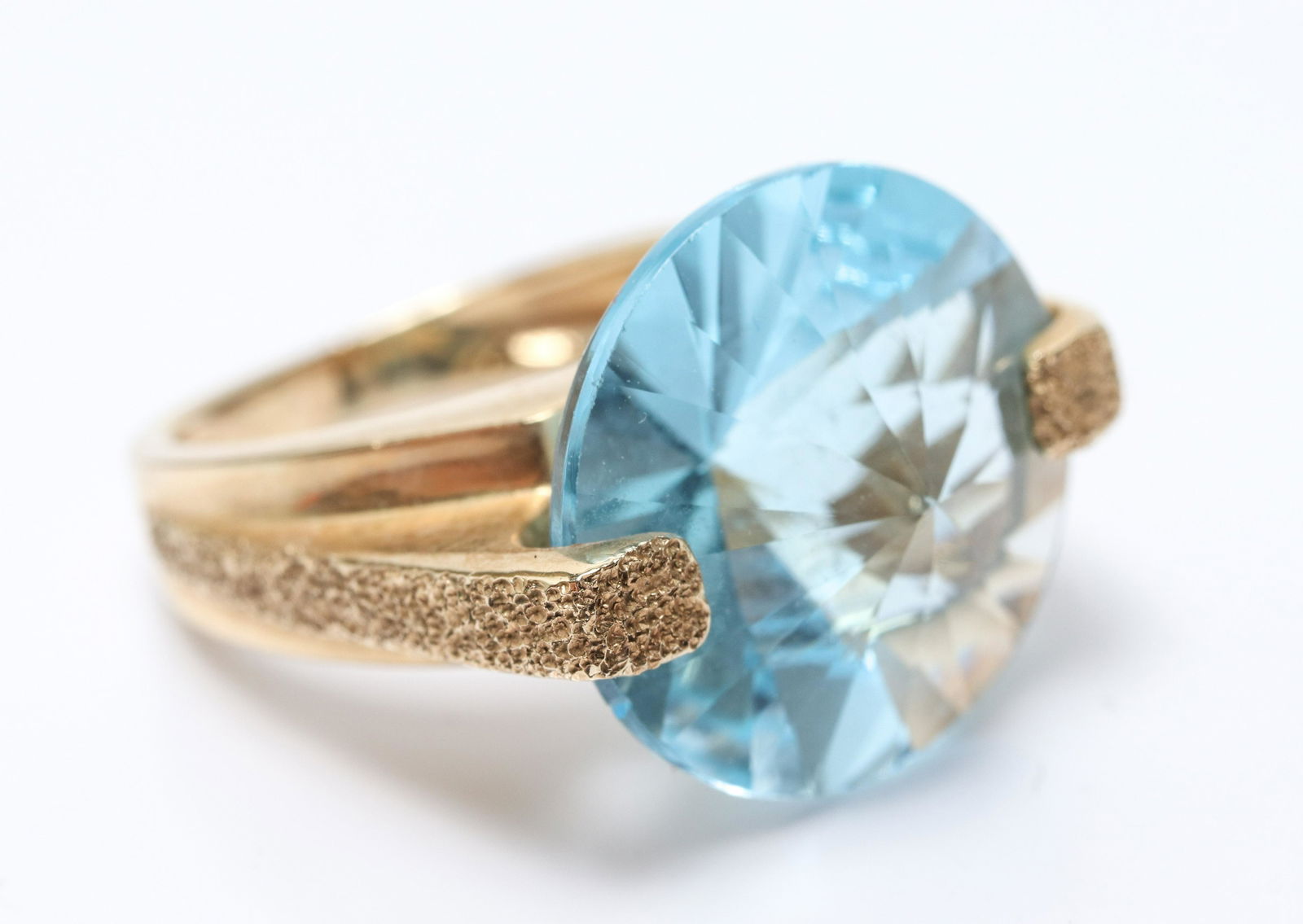 Vintage 14K Yellow Gold Blue Topaz Ring (1 of 6)
