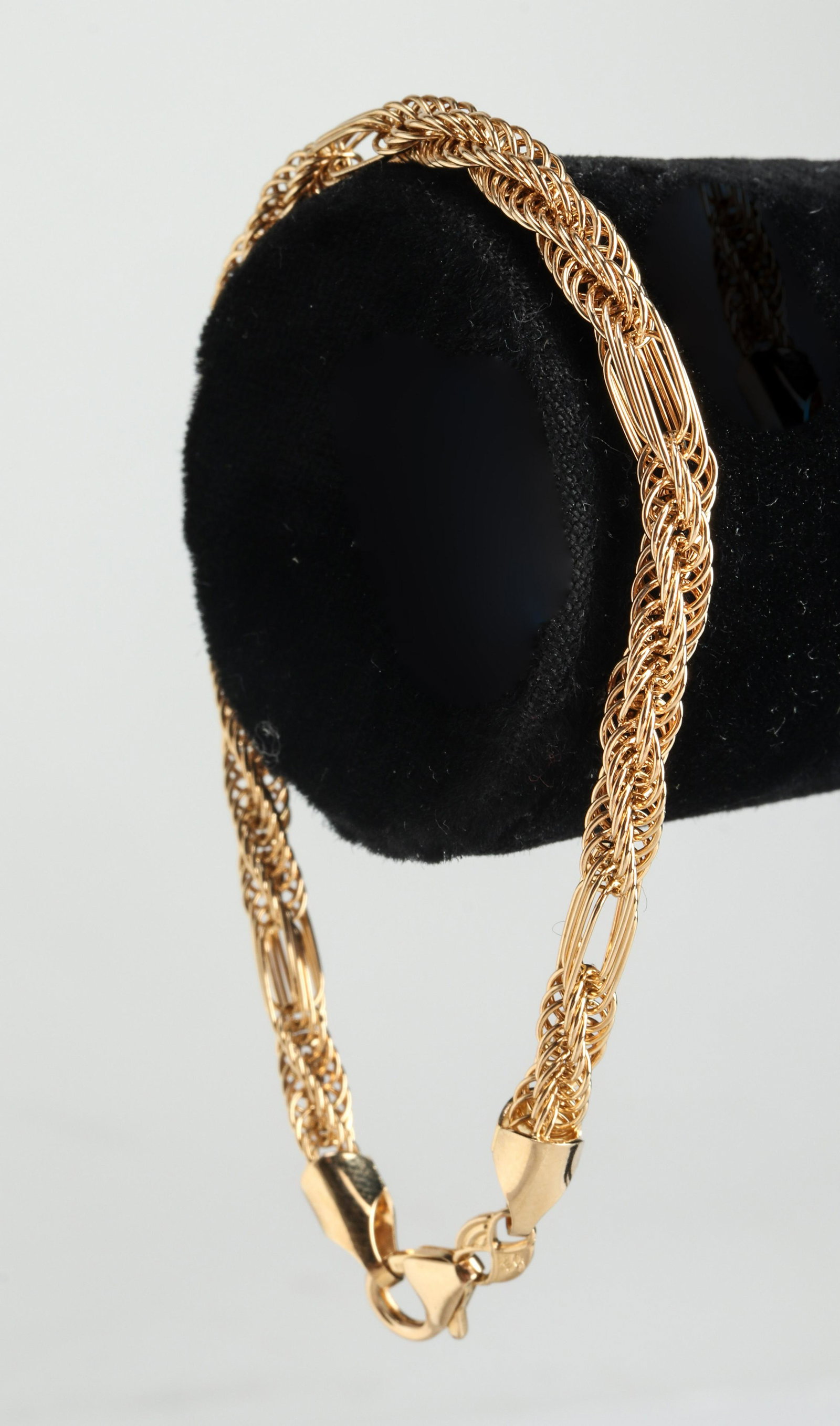 14K Yellow Gold Twisted Chain Bracelet: 14K yellow gold machined twisted chain bracelet, stamped: "EG/ 14K/ PERU/ 585". 7.125" L x 0.375" W. Approx. 2.6 dwt.