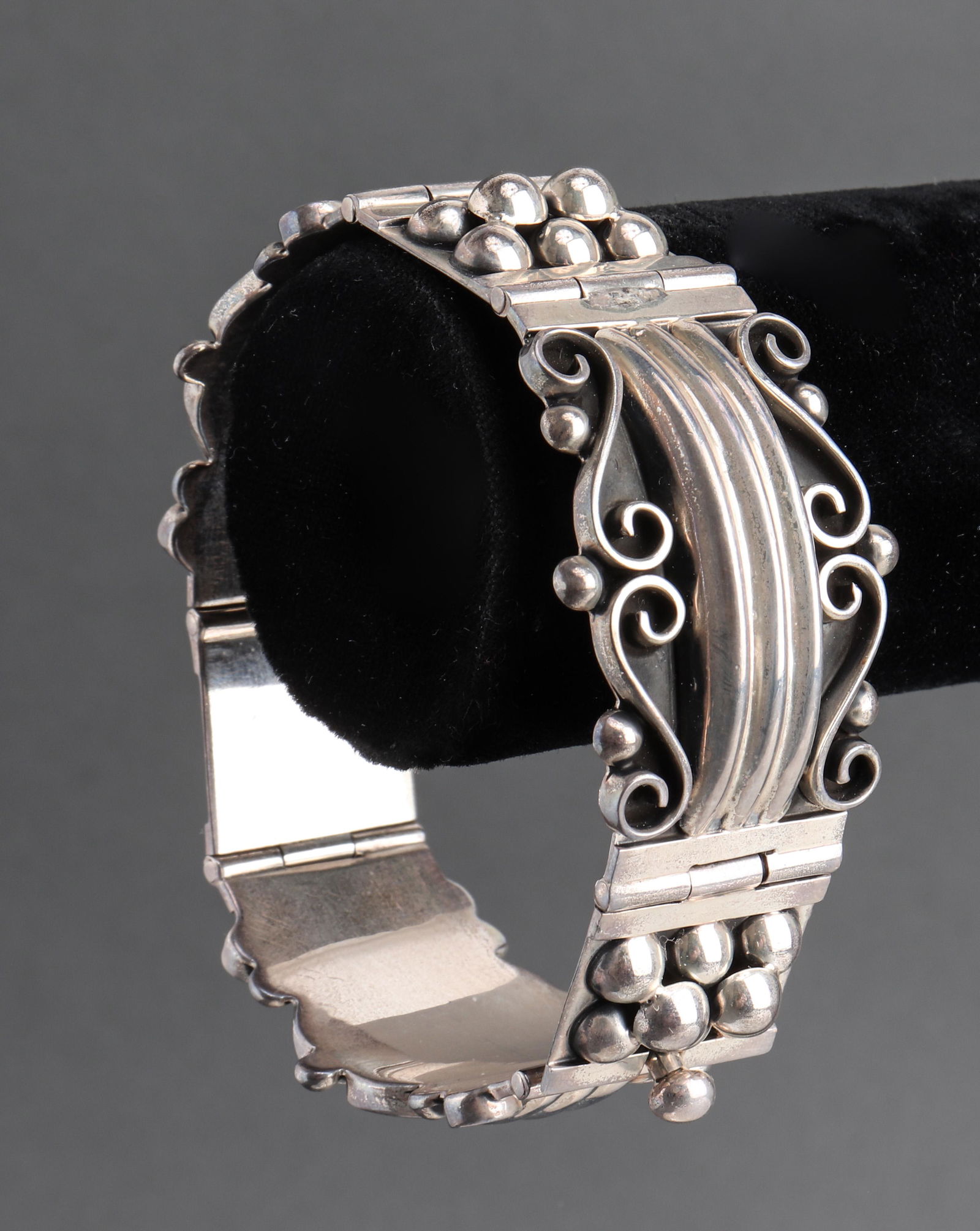 Vintage Mexican Wide Silver Hinged Bracelet (1 of 5)