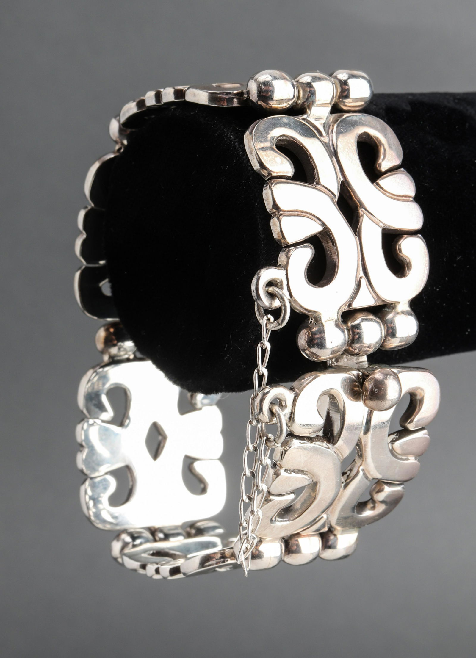 Vintage Mexican Wide Silver Hinged Bracelet (1 of 4)